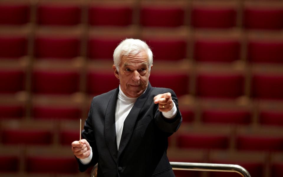 Vladimir Ashkenazy conducting