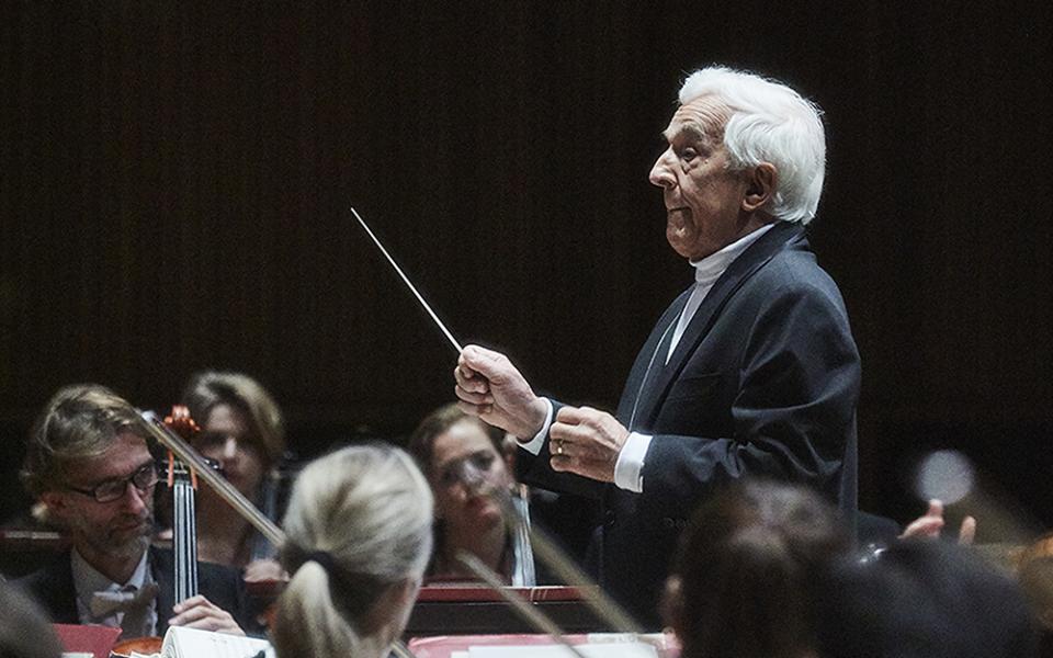 Caradata High Yield roundtable, 25/09/2019 Vladimir Ashkenazy conduting the Philharmonia onstage