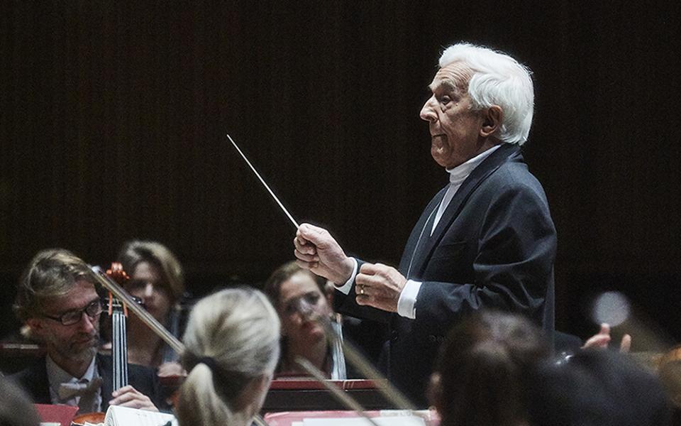 Vladimir Ashkenazy conduting the Philharmonia onstage