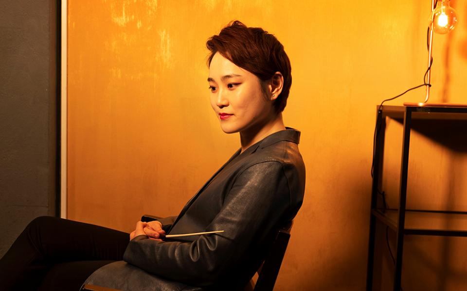 Photo of conductor Han-Na Chang