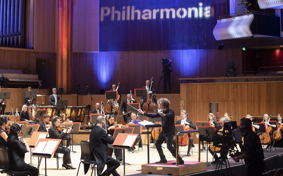 Philharmonia_Santtu Matias Rouvali_Live from RFH_201026_credit Belinda Lawley_med res Conductor Santtu Matias Rouvali and the Philharmonia on stage at the Royal Festival Hall