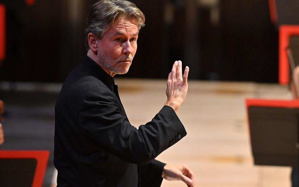 210604_Philharmonia_Esa-Pekka_Salonen_credit_Mark_Allan_med res Esa-Pekka Salonen conducting the Philharmonia