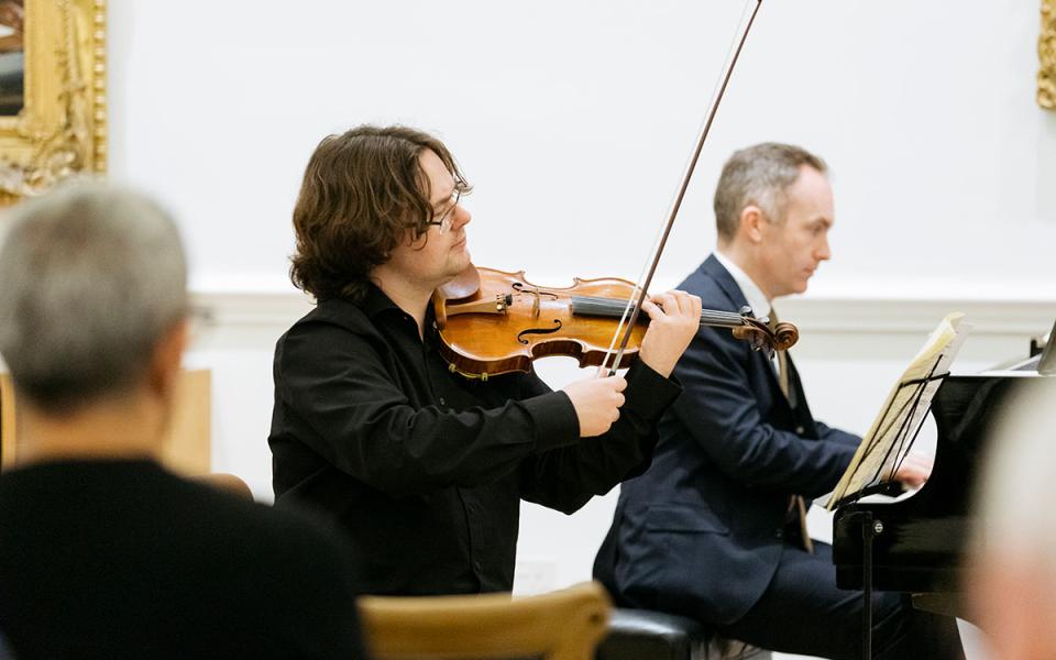 230401 Benjamin Marquise Gilmore credit Cesare di Giglio 1 Violinist Benjamin Marquise Gilmore performing