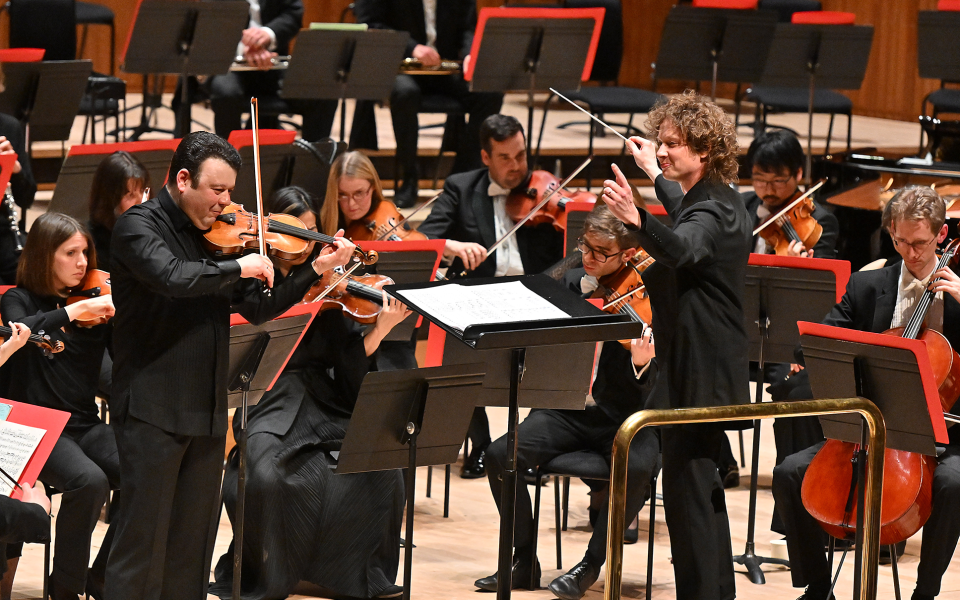 Santtu-Matias Rouvali conducting the Philharmonia Orchestra with solo violinist Vadim Gluzman