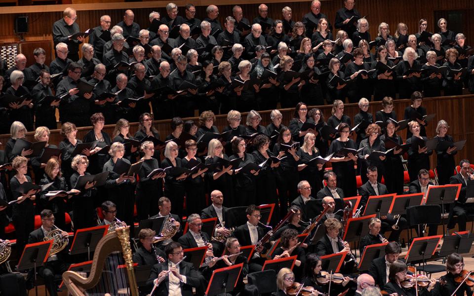 Barts Choir credit Niyad Ahmed Barts Choir singing behind the Philharmonia