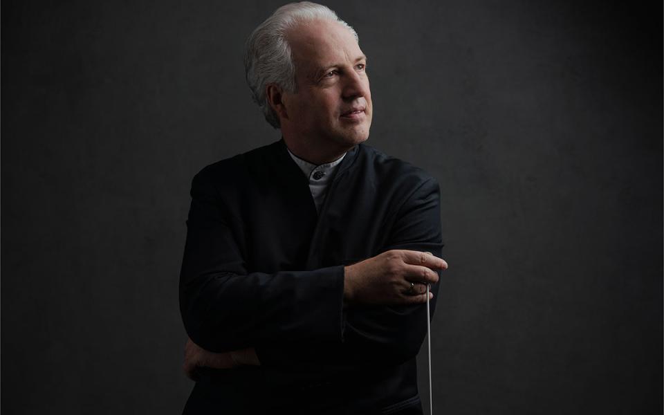Manfred Honeck against a black background looking to the right
