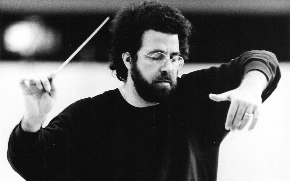 Black and White image of Giuseppe Sinopoli conducting the Philharmonia