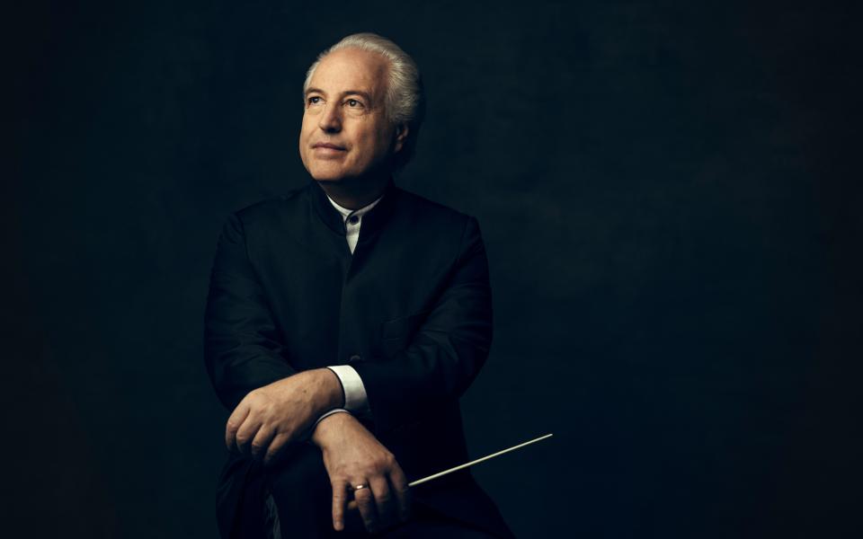 Manfred Honeck against a black background looking upwards